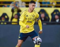 利物浦球迷热议换帅传闻，格拉斯纳因成绩亮眼成为焦点，而斯洛特面临困境。